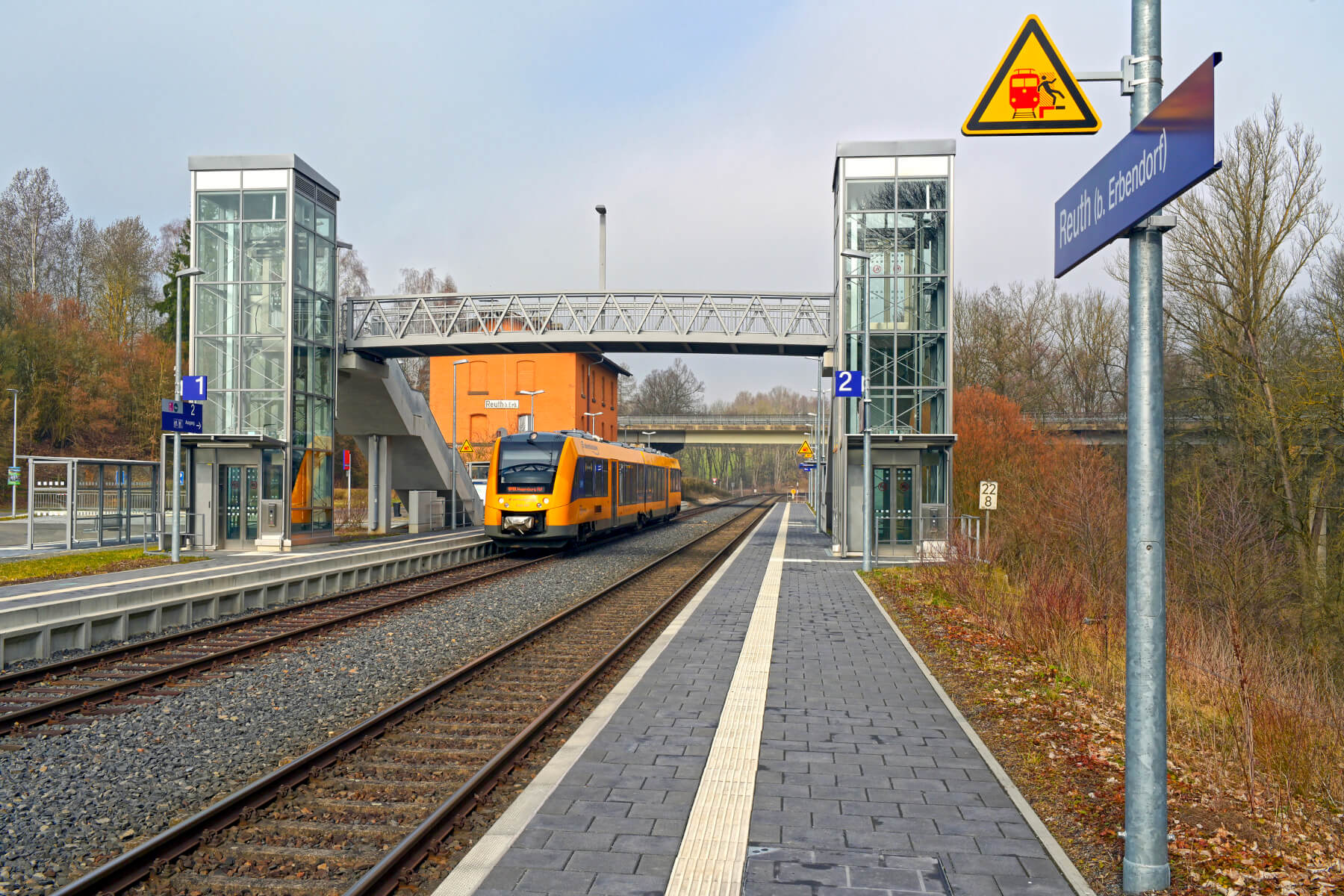 Bahnhof Reuth bei Erbendorf, im Hintergrund ein einfahrender Zug