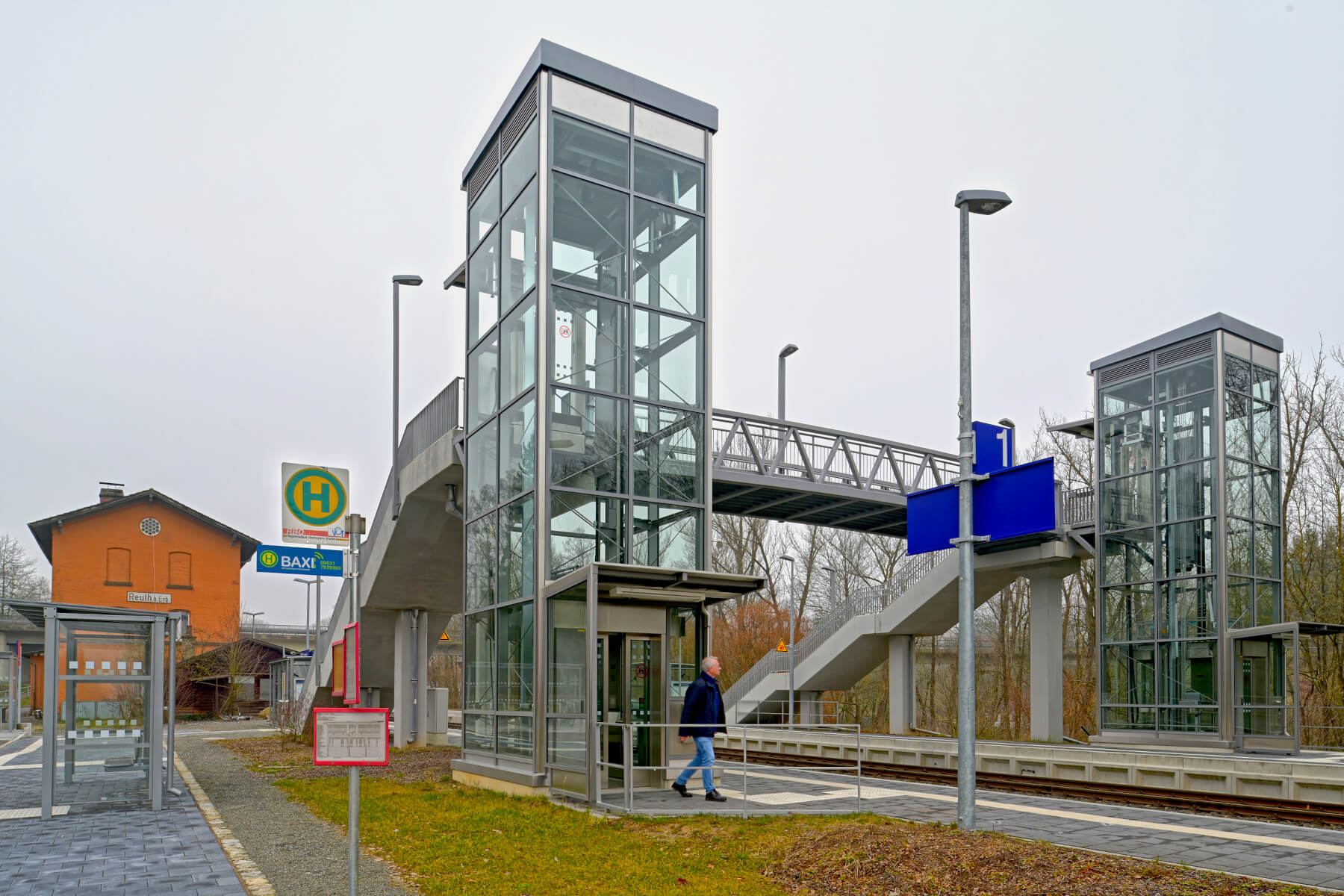 Aufzüge und neue Brücke am Bahnhof Reuth bei Erbendorf