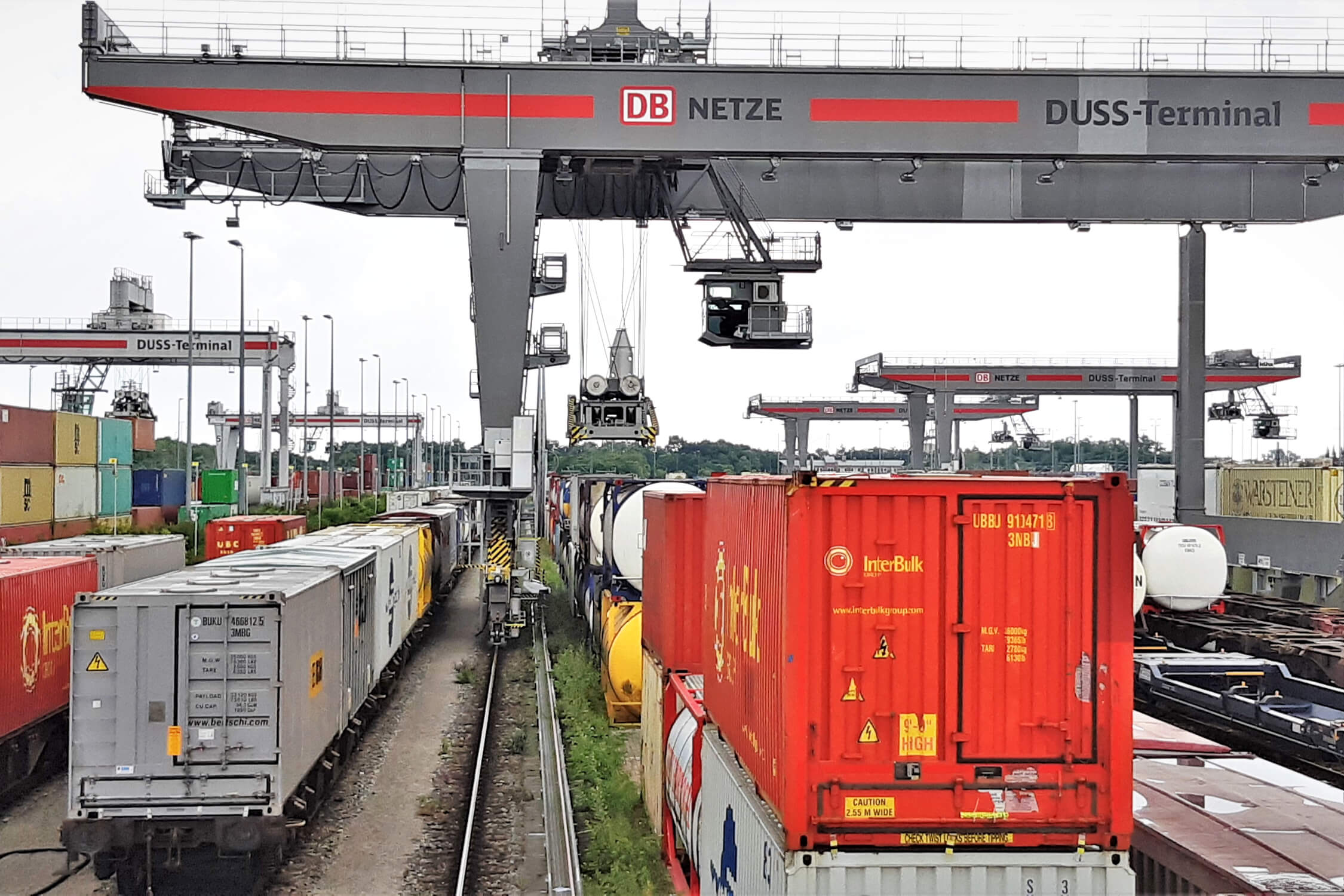 Güterwaggons und Container an einem Umschlagbahnhof